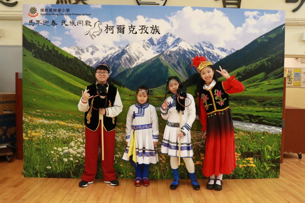 校園化身為「雲嶺山脈」,由身穿民族服飾的師生擔任「生肖守護者」,引導學生解開馬年寶藏之謎。