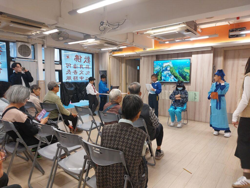 小五學生前往老人院進行探訪,精心準備唱歌及表演節目送給長者。