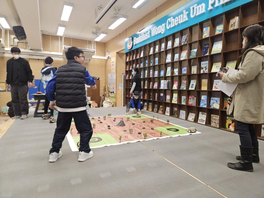 校內舉辦「STEAM機甲戰車爭霸賽」,學生需自行組裝戰車,在限定時間內搬运寶石爭奪高分。