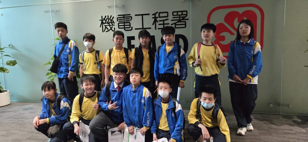 學生在展覽區學習機電工程署各項工作、推廣機電及氣體安全。